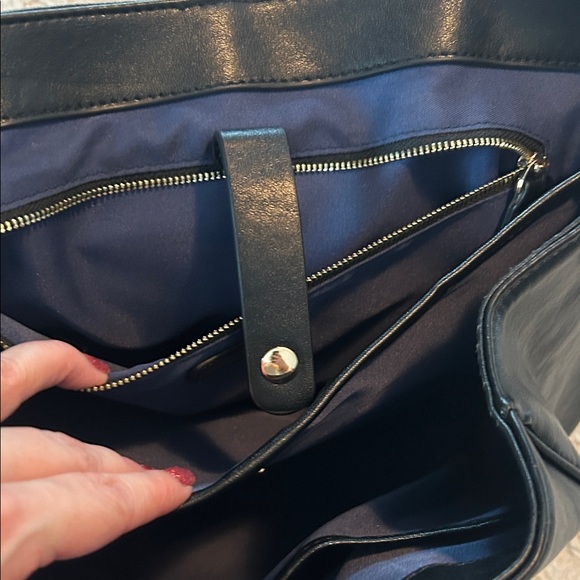 Elegant Black Leather Handbag - Picture 8 of 16